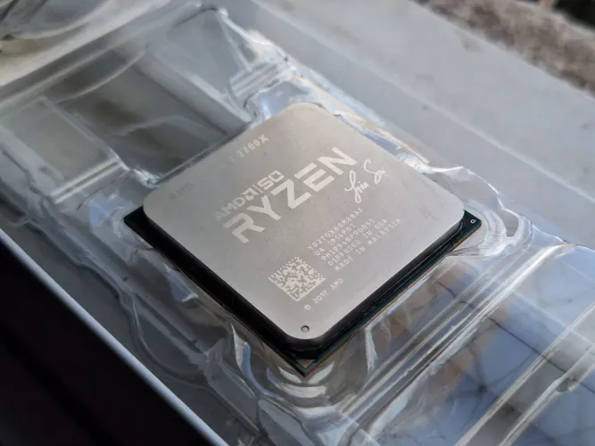 Processador AMD Ryzen 7 2700X! Edição especial de 50 anos da AMD, com autografo da CEO!