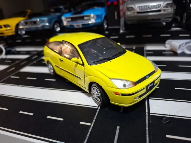 Miniatura Ford Focus escala 1/24.
