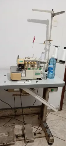 Máquina de costura overloque ponto cadeia