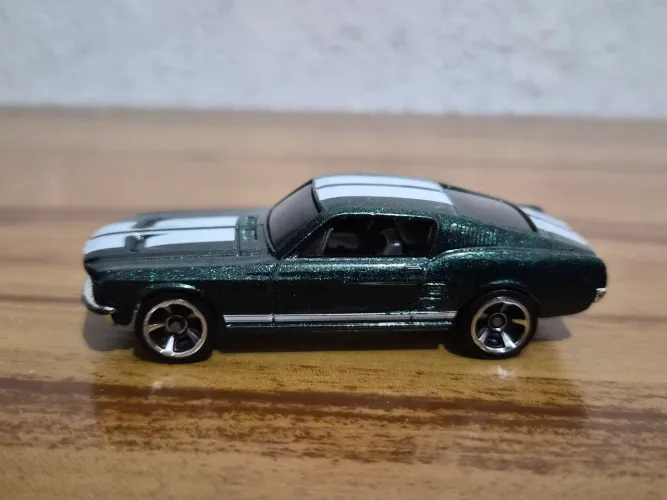 Miniatura Hot Wheels '67 Ford Mustang GT Verde Escuro 1/64