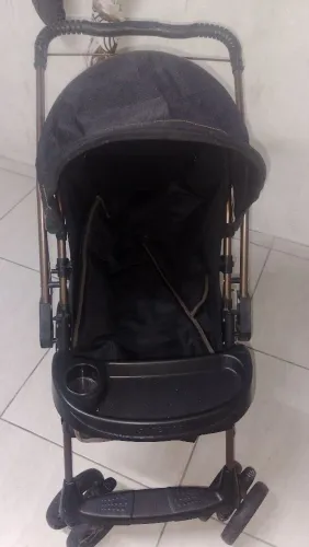 Carrinho de bebê usado poucas vezes 