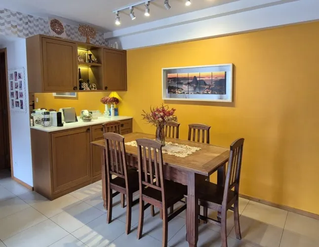 Mesa de Jantar e 6 cadeiras em Madeira Maciça