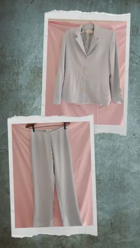 Conjunto feminino de bleze e calça social azul bebê.