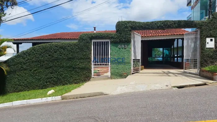 Casa triplex 4 quartos no Parque Imperial a venda