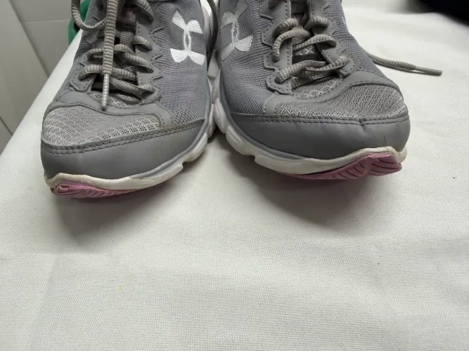 Tênis under armour cinza 34 feminino