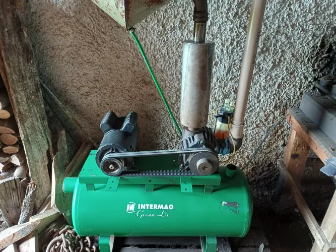 Vendo hordenha canalizada com 4 conjuntos capacidade para 6 conjuntos em ótimo estado