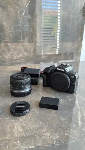 Câmera Canon EOS R100 mirrorless 4k com lente Rf-s 18-45mm COR BLACK