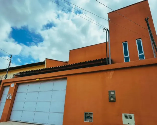 Casa dúplex nova no Saci com 5 quartos sendo 4 suítes 3 vagas de garagem financia