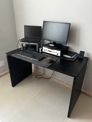 Mesa de escritório preta em excelente estado
