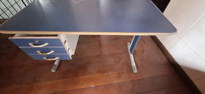 MESA escritório, usada com avarias.