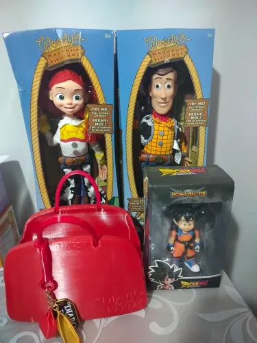 Kit Figures e Bonecos - Woody e Jessie - Toy Story + Goku DB + Balde Diabo Veste Prada 2