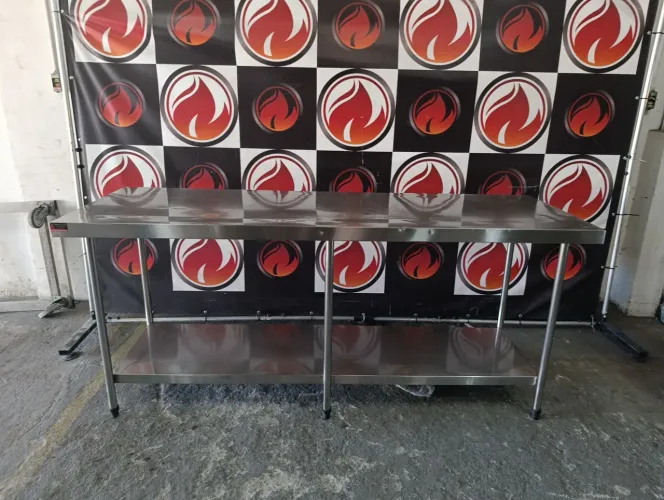 Mesa lisa com prateleira inferior industrial toda no aço inox usada em ótimo estado