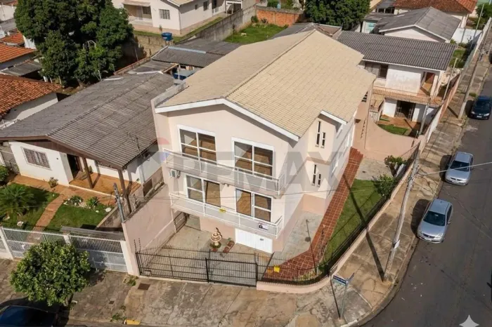 Prédio Residencial com excelente potencial de renda e moradia