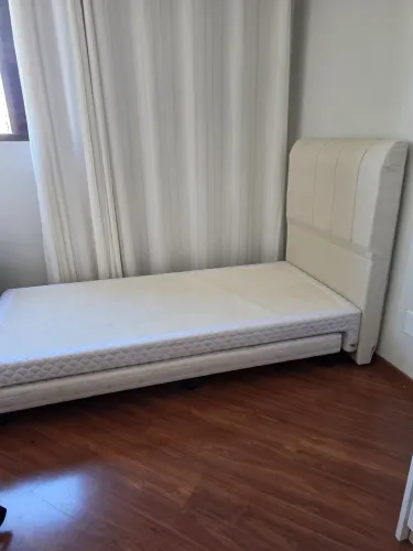 Cama box, sem colchão de cima, com cabeceira 