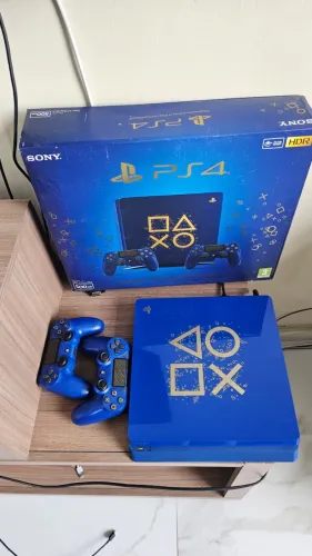 PS4 Slim Days of Play Edição Limitada + 2 Controles | Caixa Original