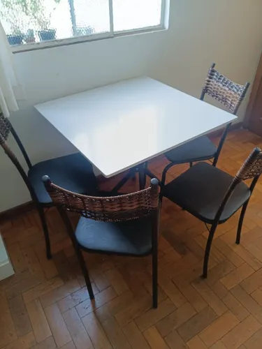 Mesa com 4 cadeiras