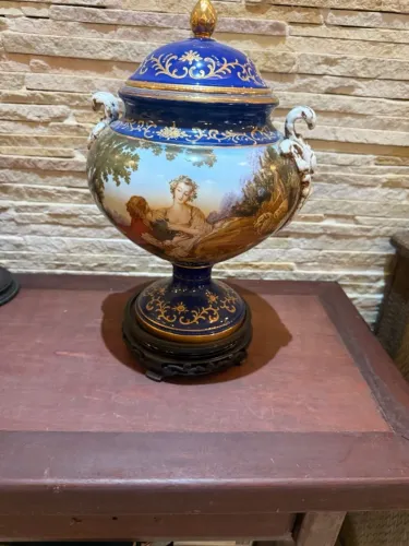 Ânfora Decorativa em Porcelana Azul Cobalto com Tampa e Base de Madeira -Europeu Clássico