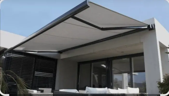 Toldo Retrátil Articulado em estrutura alumínio
