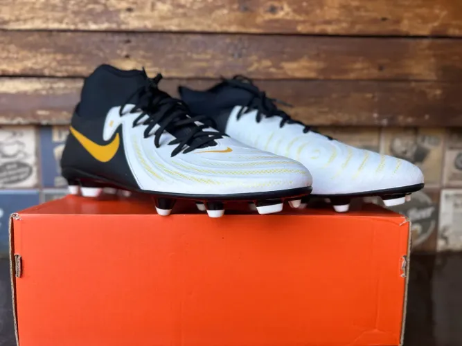 Chuteira Phantom Luna II Club Nike 