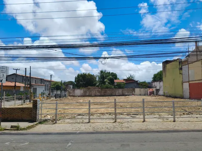 Terreno Comercial de Esquina com 1.196 m² para Alugar em Messejana  R$ 20.000/mês