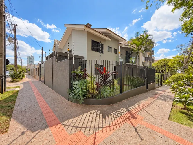 Sobrado à venda em Maringá, Zona 07, com 3 quartos, com 187.75 m²