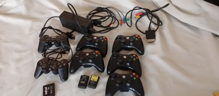 Cinco controles de Xbox um de PC um de play 2 uma fonte do Xbox slim e cabos Av do Xbox e