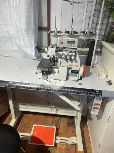 Maquina de costura overlock