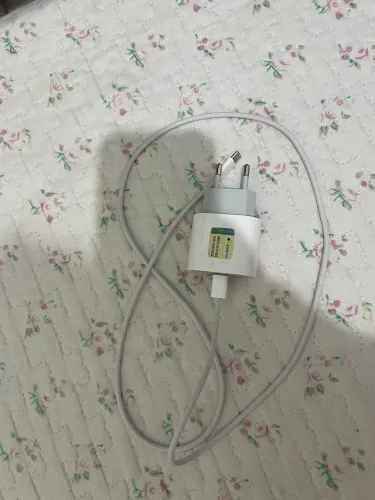 Carregador original do iPhone.