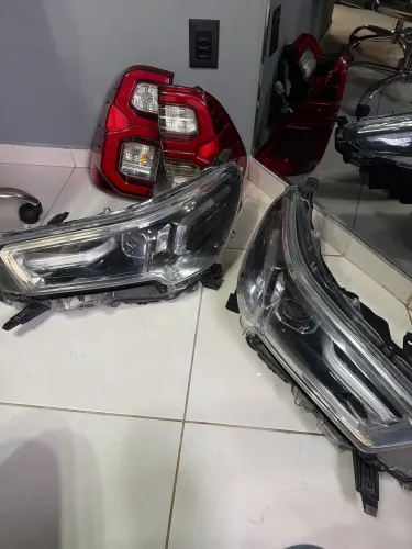 FARÓIS E LANTERNAS PARA TOYOTA HILUX