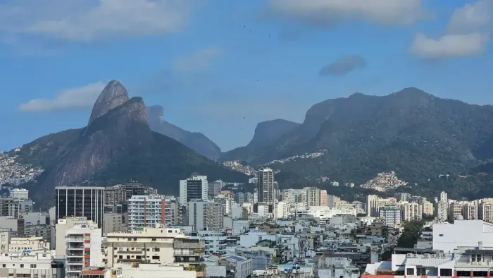 Ipanema com vista deslumbrante perto da praia e da Lagoa. 2 suítes e taxas baratas!