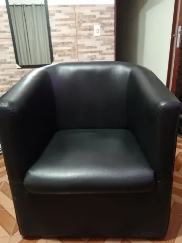 Poltrona Decorativa Preta em Courino - Moderna e Confortável