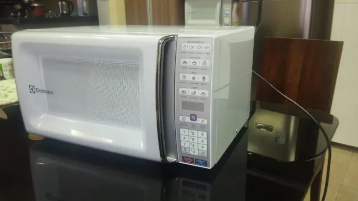 Micro-ondas Electrolux de bancada Branco com Função Tira Odor e Manter Aquecido 34L MEO44