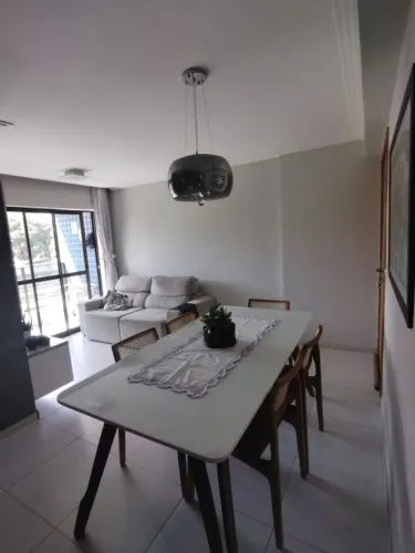 Excelente localiz. 3 quartos, ventilado, varanda, piscina, móveis planejados, fácil acesso