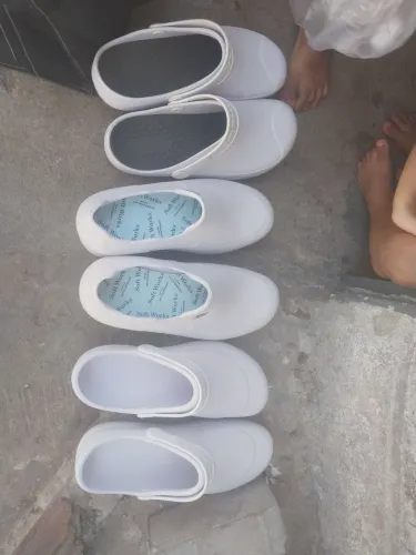 Vendo 1crocs e 2 sapato para uso em restaurantes
