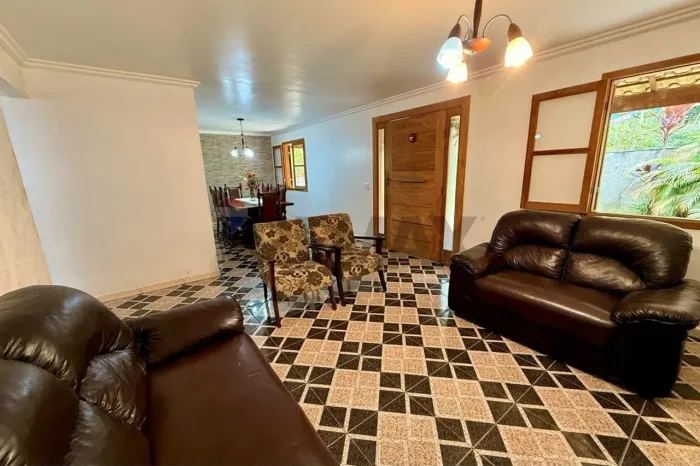CASA LINEAR COM 4 QUARTOS (1 SUÍTE), ESPAÇO GOURMET - ARARAS - PETRÓPOLIS - PRÓXIMA A ITAI
