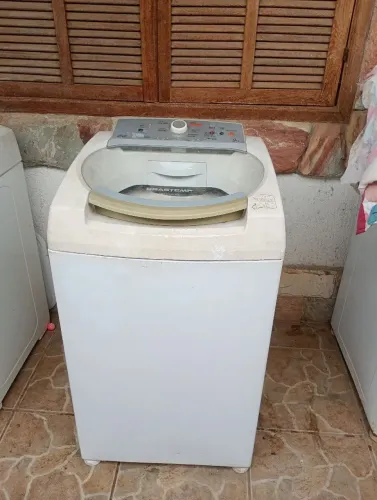 Máquina de lavar roupa 9kg com cestinho para roupas íntimas. Sem nada para fazer.