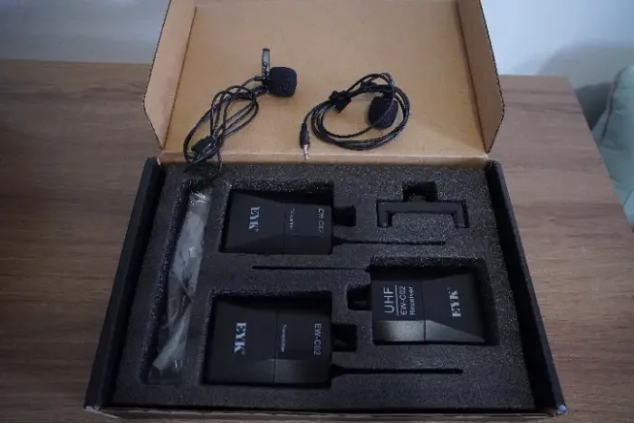 Microfone lapela Eyk Ew C02 - bom pra entrevista, 2 transmissores e 1 receptor