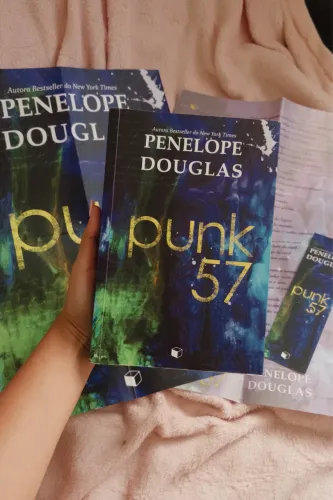 PUNK 57 + BRINDES | Penelope Douglas