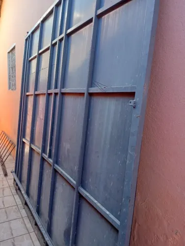 Vendo um portão de garagem chapa 18 com trilho