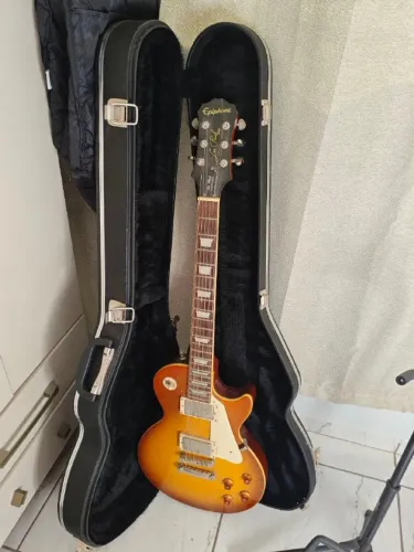 Guitarra Epiphone Les Paul Standard Plus Top de 2011 Com Case Incluída