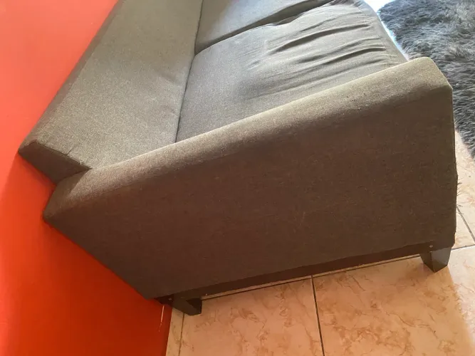 Sofá usado sem almofadas de encosto