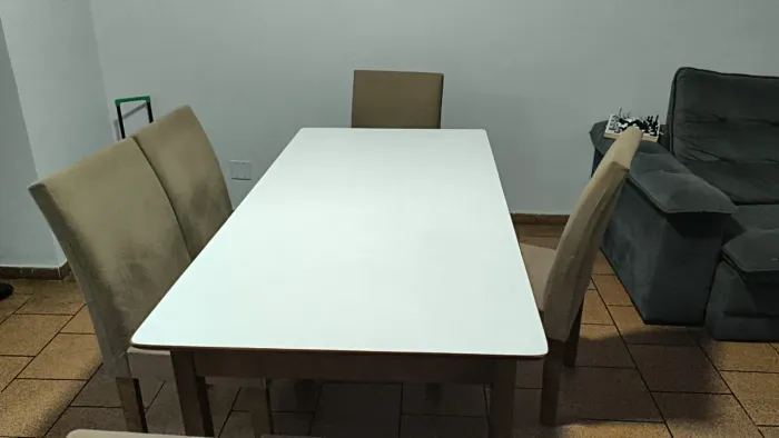 Mesa de madeira por R$400 e cadeiras por R$200