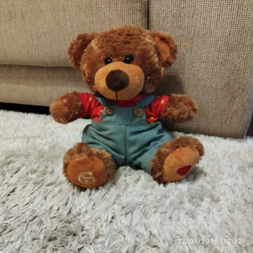 Urso de Pelúcia Cacau Show com Jardineira Jeans e Camiseta Vermelha