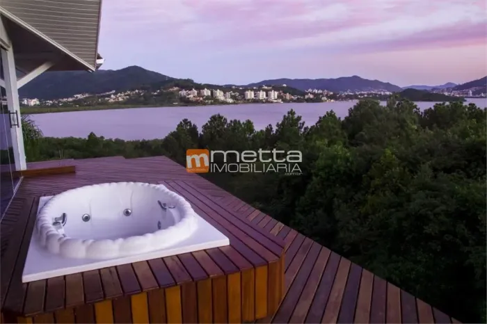 Casa à Venda em Cacupé, Florianópolis - SC