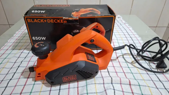 Plaina Elétrica Profissional BLACK+DECKER 7698