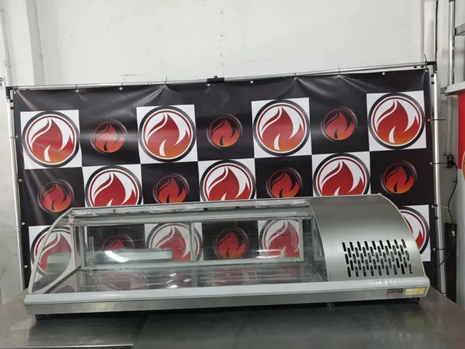 Sushi case refrigerada 220 volts marca Gelopar funcionando perfeitamente