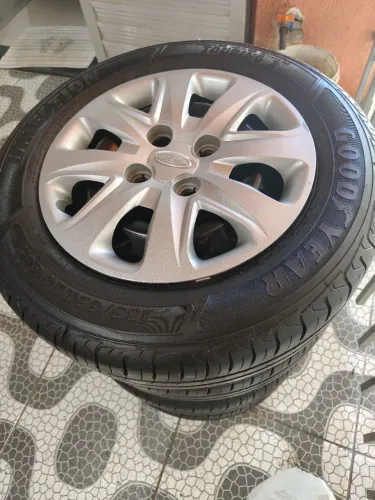 Vendo quatro peneus Goodyear 185/65 aro 14 compreto com jante de ferro Ford 