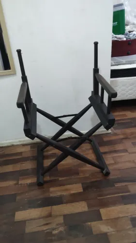 Cadeira de diretor de madeira escuro sem o tecido