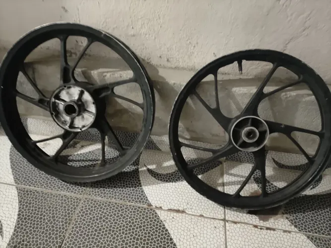 A roda está perfeita nem um trinco só tem que fazer embuchamento