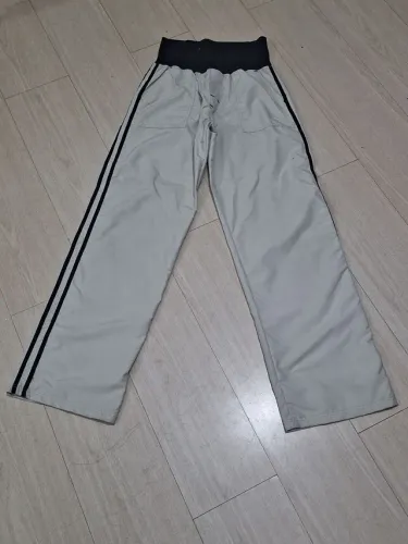 Calça de tactel bege e preta
